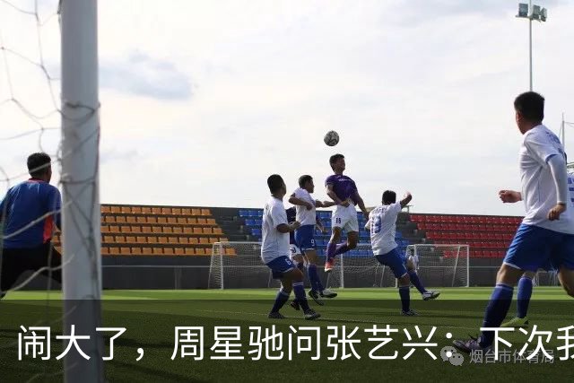 闹大了，周星驰问张艺兴：下次我还找你拍戏,零片酬行吗，张艺兴回应显情商，他在片场长时间暴晒，皮肤晒得黝黑，完全褪去了精致妆感